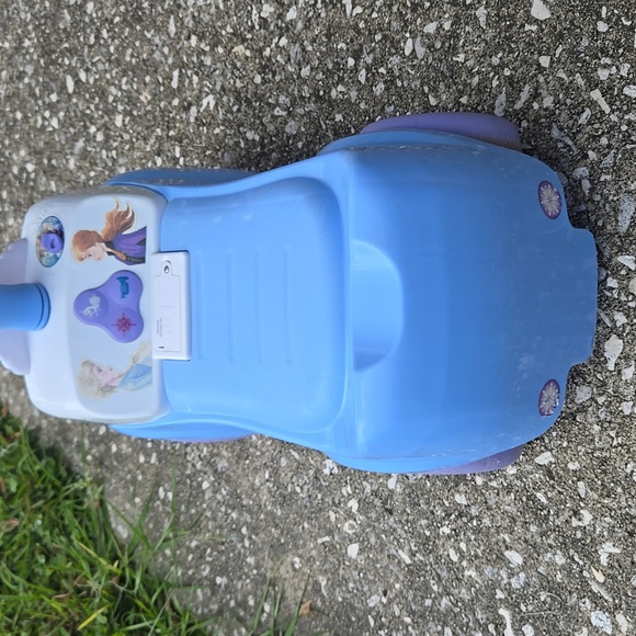 Disney Frozen 2 Lights N Sounds Ride Toy Car - Picture 5 of 10